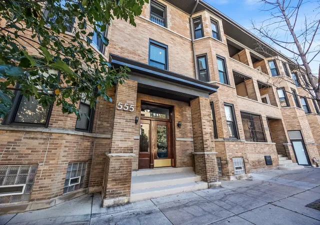 555-w-briar-pl-302-chicago-il-60657/hzid_de0bffb2