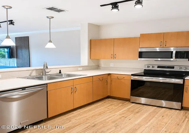 8290-gate-pkwy-w-141-jacksonville-fl-32216/hzid_de601ec4