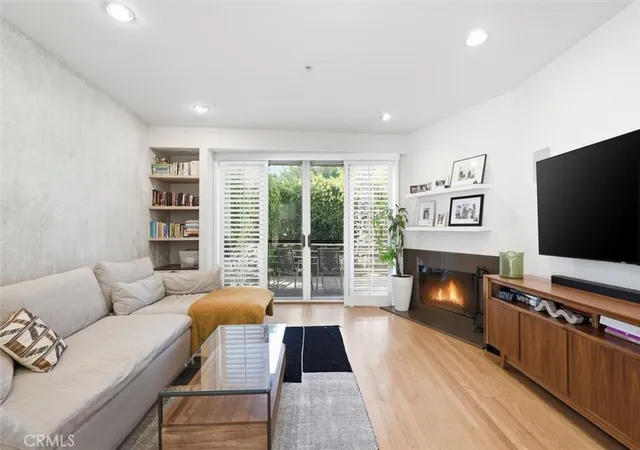 943-14th-st-101-santa-monica-ca-90403/hzid_c6112da7