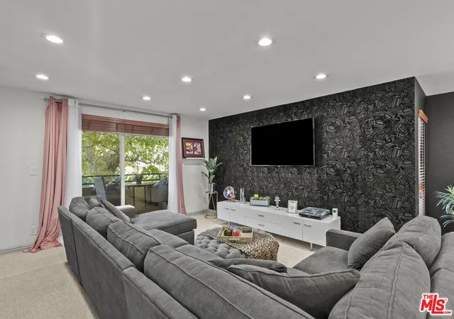 6752-hillpark-dr-202-los-angeles-ca-90068/hzid_81a7d2e5