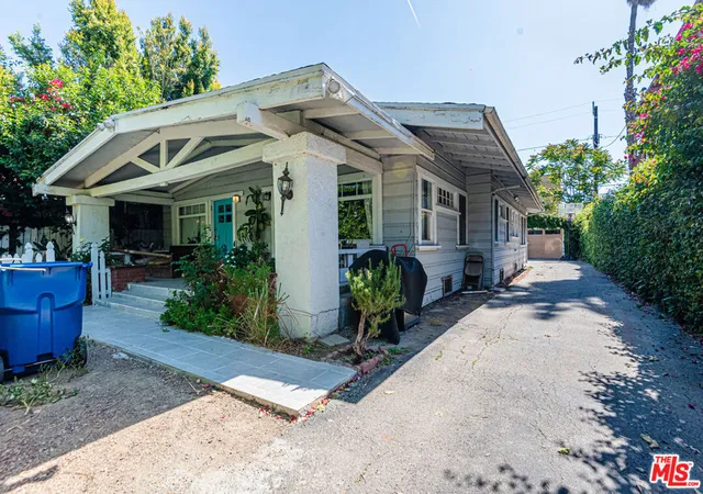 1130-n-beachwood-dr-los-angeles-ca-90038/hzid_a8658708