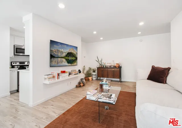 525-n-sycamore-ave-301-los-angeles-ca-90036/hzid_2e1e04bc