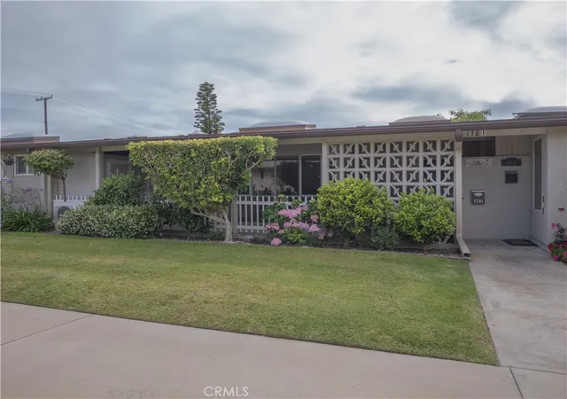 1221-oakmont-178i-seal-beach-ca-90740/hzid_208ba361
