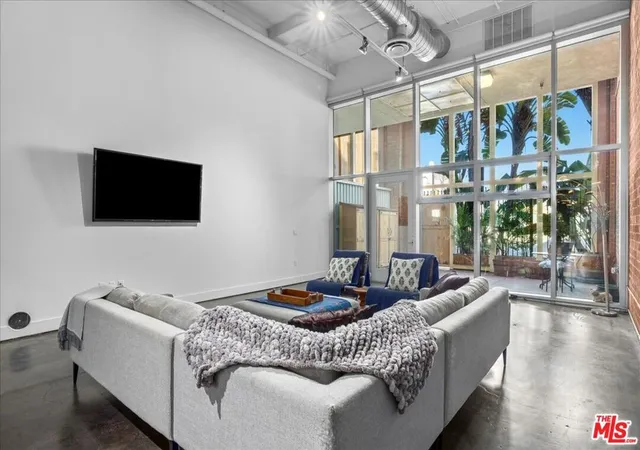 120-s-hewitt-st-6-los-angeles-ca-90012/hzid_4e67bb36