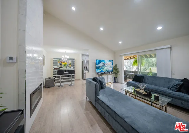 15425-sherman-way-241-van-nuys-ca-91406/hzid_462153d3