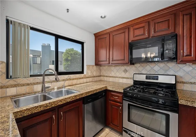 17652-sergio-cir-202-huntington-beach-ca-92647/hzid_95e2d17b