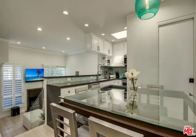 1144-17th-street-11-santa-monica-ca-90403/hzid_2c24e4ad