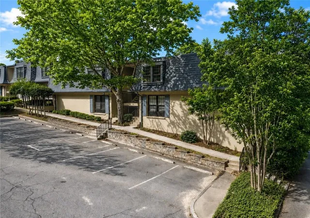 53-la-rue-pl-nw-atlanta-ga-30327/hzid_f8e09d38