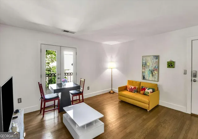 2023-oakview-rd-se-222-atlanta-ga-30317/hzid_eb942553
