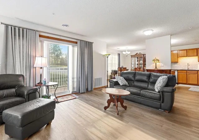 2231-penn-pl-201-north-saint-paul-mn-55109/hzid_dc16fd57