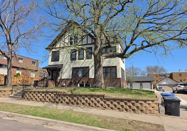 2017-grand-ave-s-minneapolis-mn-55405/hzid_64df34a8