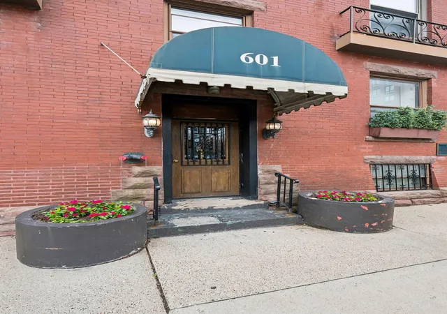 601-s-9th-st-1-minneapolis-mn-55404/hzid_ef429b3c