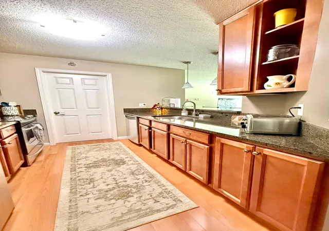 5998-chasewood-pkwy-002-hopkins-mn-55343/hzid_1b76c24a