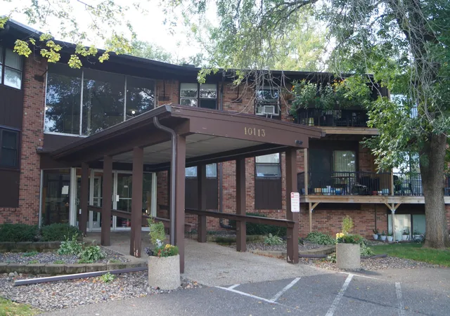 10113-w-34th-st-338-hopkins-mn-55305/hzid_8f07e6db