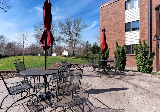 4-pine-tree-dr-110-arden-hills-mn-55112/hzid_7ef0e49d