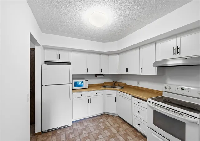 2455-londin-ln-e-417-saint-paul-mn-55119/hzid_c9bec7c3