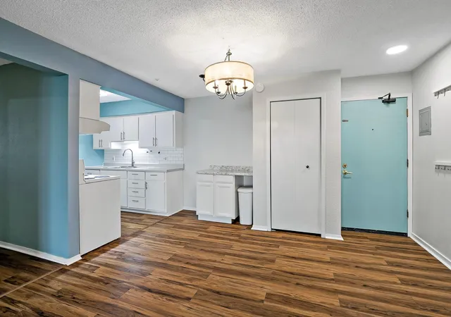 7318-w-22nd-street-111-minneapolis-mn-55426/hzid_b0b3918a