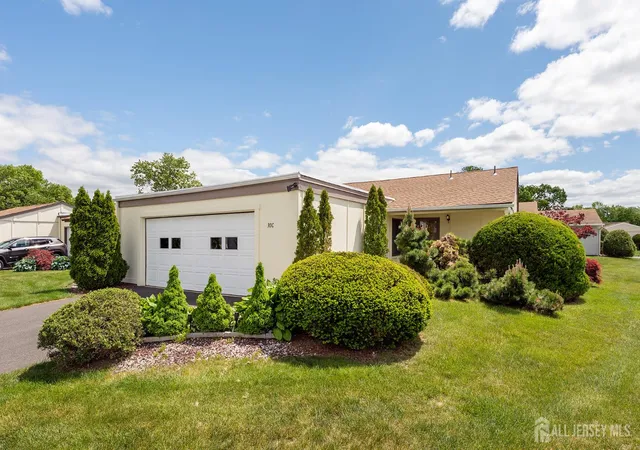 30-c-larch-plz-monroe-township-nj-08831/hzid_203ca4b3