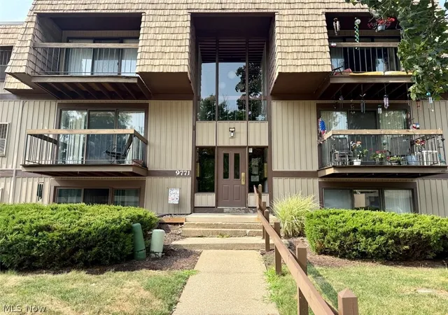 9771-sunrise-blvd-n12-north-royalton-oh-44133/hzid_92f1b95c
