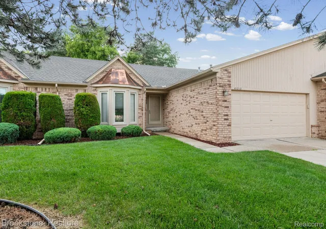 41213-whispering-oaks-dr-19-clinton-township-mi-48038/hzid_53cff235