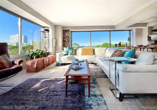 1300-e-lafayette-307-detroitcity-wayne-mi-48207/hzid_89c2d7f5