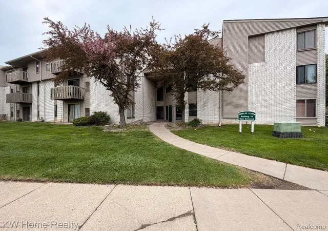 32005-w-12-mile-rd-204-farmingtonhillscity-oakland-mi-48334/hzid_183ee565