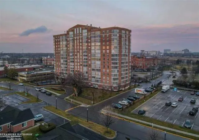 250-e-harbortown-1110-dr-detroit-mi-48207/hzid_91c4d8ff