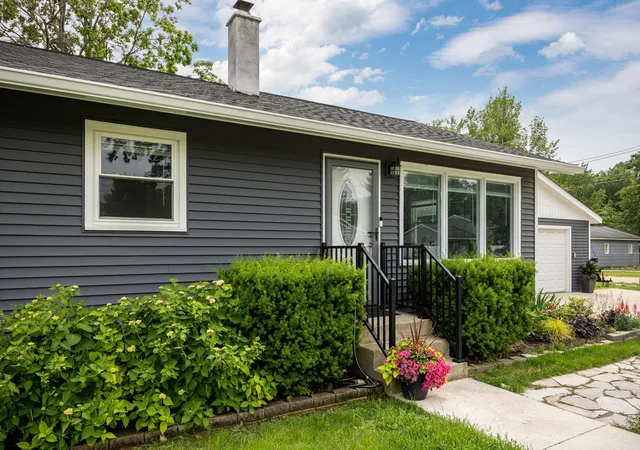 1022-centre-st-traverse-city-mi-49686/hzid_5942d863