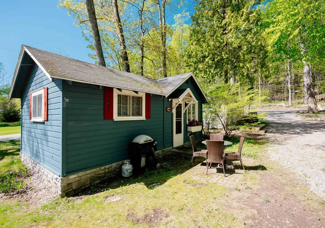 429-s-shabwasung-st-northport-mi-49670/hzid_b321958c