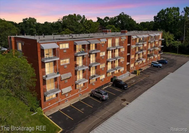 2820-woods-lee-dr-310-royaloakcity-oakland-mi-48073/hzid_8c1d0a54