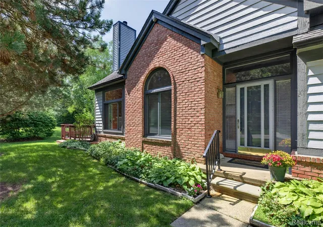 2775-lochmoor-blvd-19-orionchartertownship-oakland-mi-48360/hzid_5b818a9e