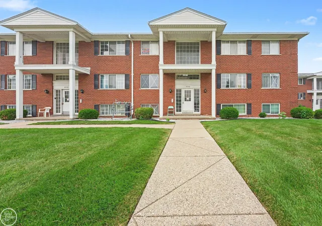 8220-crestview-dr-sterlingheightscity-macomb-mi-48312/hzid_d5e0251e