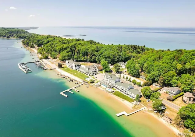 8520-portage-point-dr-onekama-mi-49675/hzid_036a4105