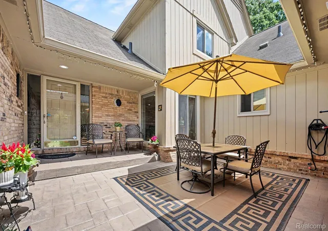 2202-elm-cir-shelby-township-mi-48316/hzid_68e25fab