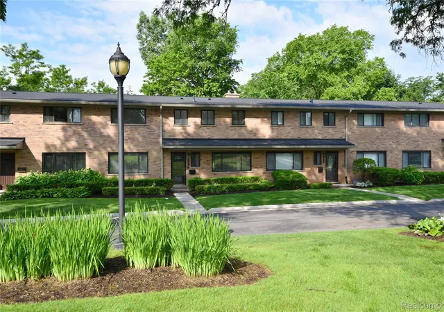 142-e-hickory-grv-rd-3-bloomfield-hills-mi-48304/hzid_6deb3c9b
