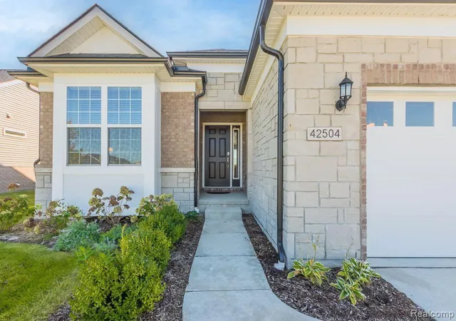 42504-arbor-dr-clintonchartertownship-macomb-mi-48038/hzid_5656cc8d