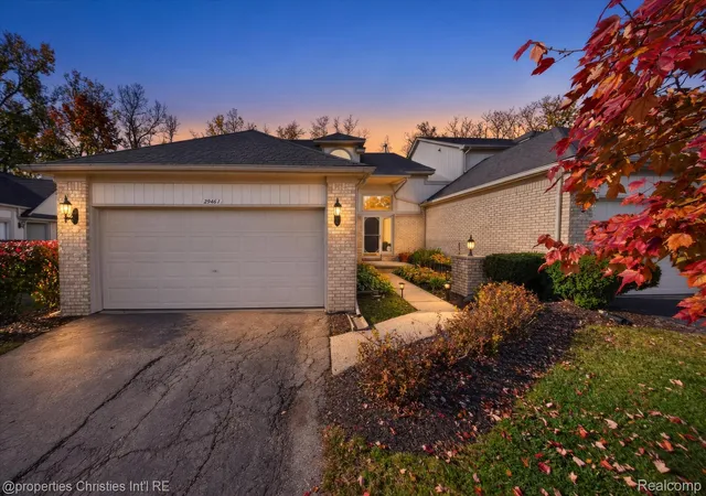 29461-cove-crk-ln-farmington-hills-mi-48334/hzid_ce105e92