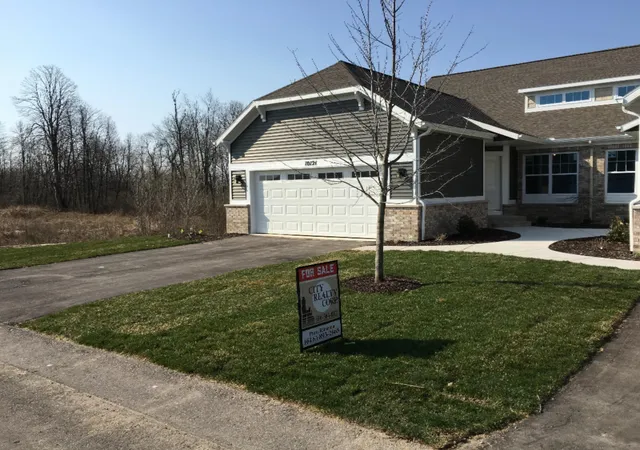 10048-s-crossroads-cir-se-19-caledonia-township-kent-mi-49316/hzid_561d5bb3