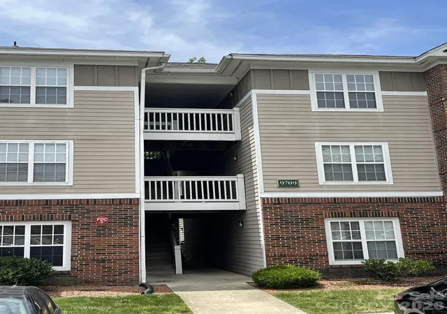 9709-campus-walk-ln-charlotte-nc-28262/hzid_f4b5806a