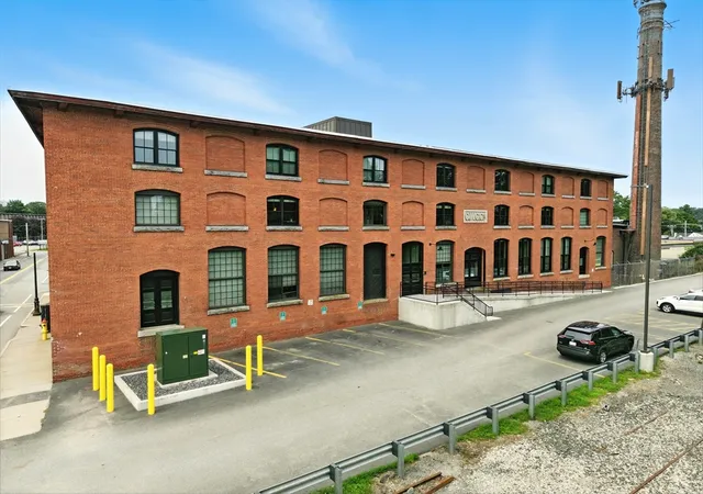 55-sterling-st-112-clinton-ma-01510/hzid_8fc75160