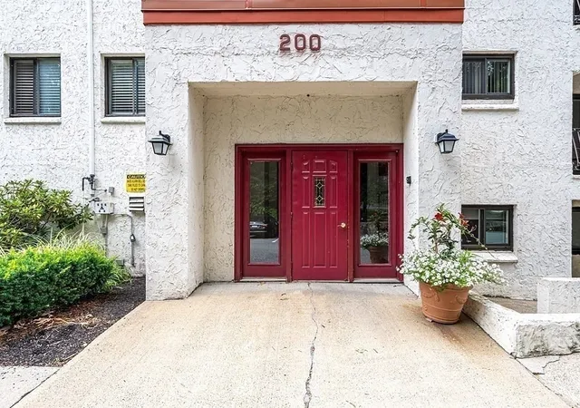 200-fellsview-terrace-205b-stoneham-ma-02180/hzid_ac6cec39