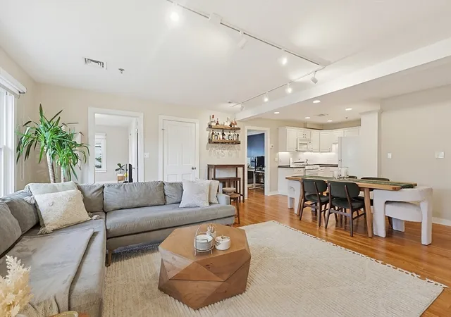 12-benton-st-4-stoneham-ma-02180/hzid_8ed943b7