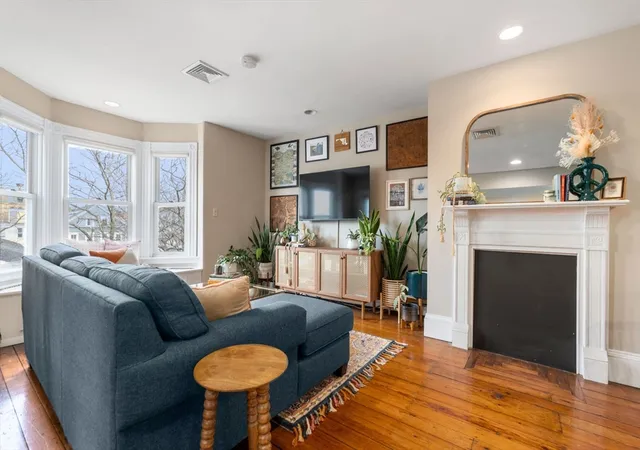 18-lawrence-st-3-boston-ma-02129/hzid_675b64b3