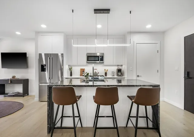 2-maverick-square-402-boston-ma-02128/hzid_a56cd6d2