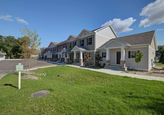 1502-simsbury-st-4-traverse-city-mi-49686/hzid_e140623c
