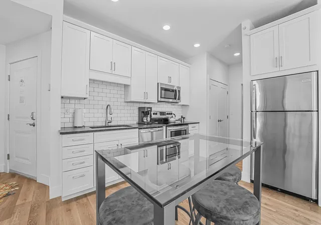135-e-eighth-st-traverse-city-mi-49684/hzid_9d1d7448