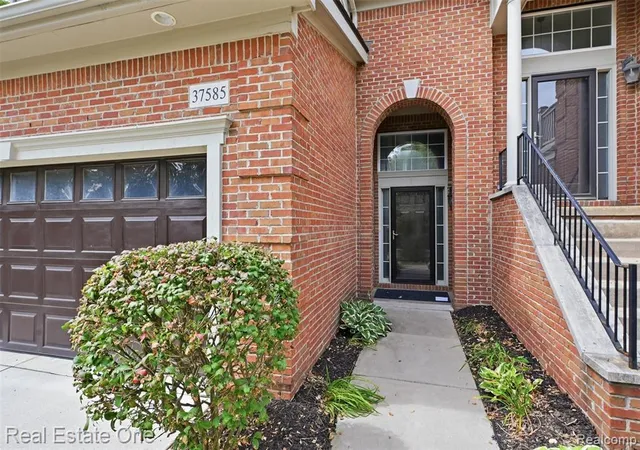 37585-newburg-park-circle-16-livonia-mi-48152-1373/hzid_75a409f1