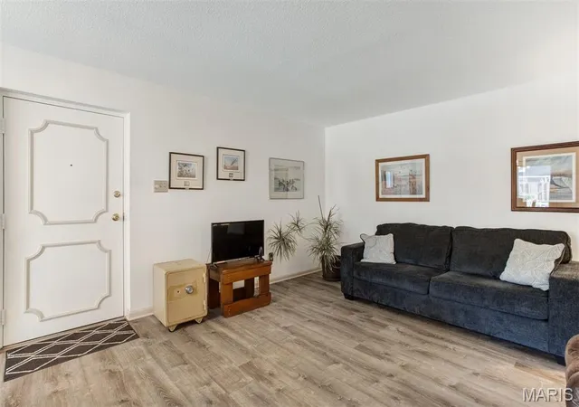 4353-chateau-de-ville-dr-d-oakville-mo-63129/hzid_3c3e4835