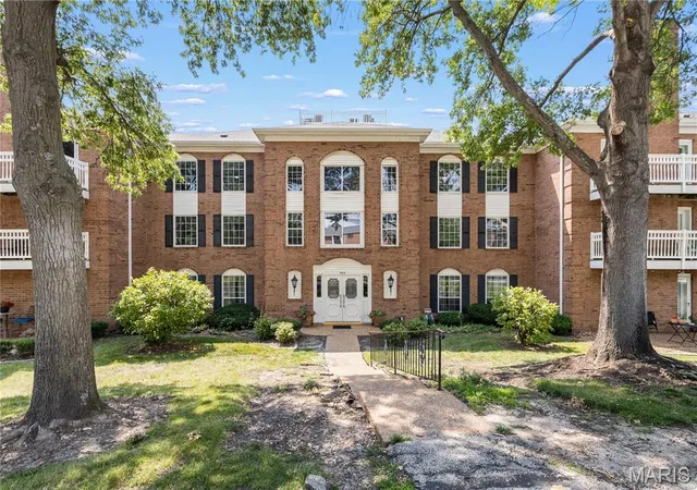 964-claytonbrook-dr-2b-ballwin-mo-63011/hzid_272f8705