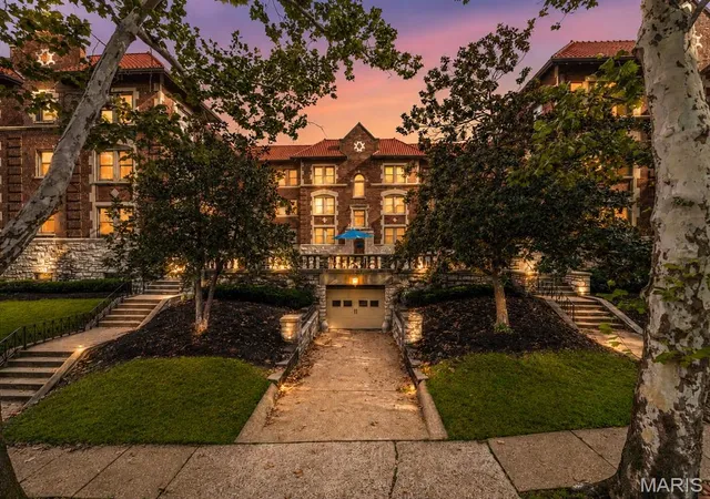 7521-buckingham-dr-3w-st-louis-mo-63105/hzid_bc8fe641